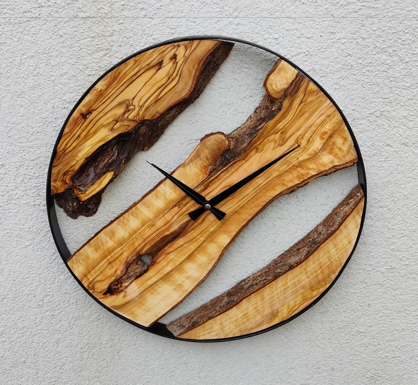 Orologio in legno d'ulivo